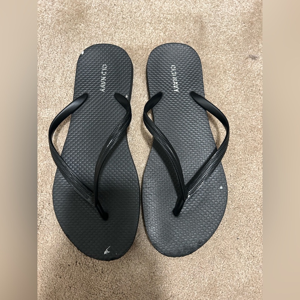 size 7 black old navy flip flops!